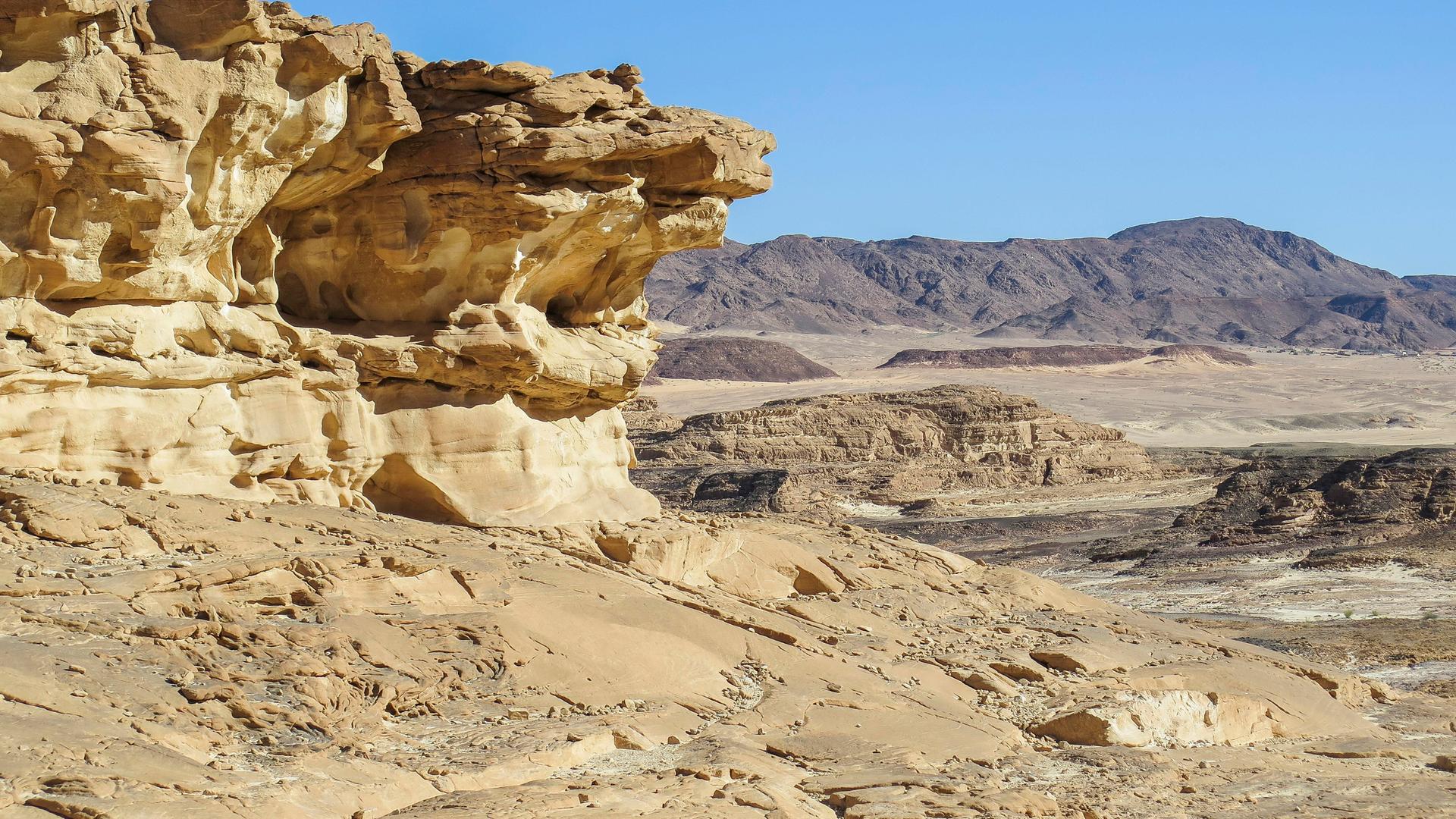 Erodierter Felsen, Berglandschaft im südlichen Sinai zwischen Ain Khudra und Nuwaiba