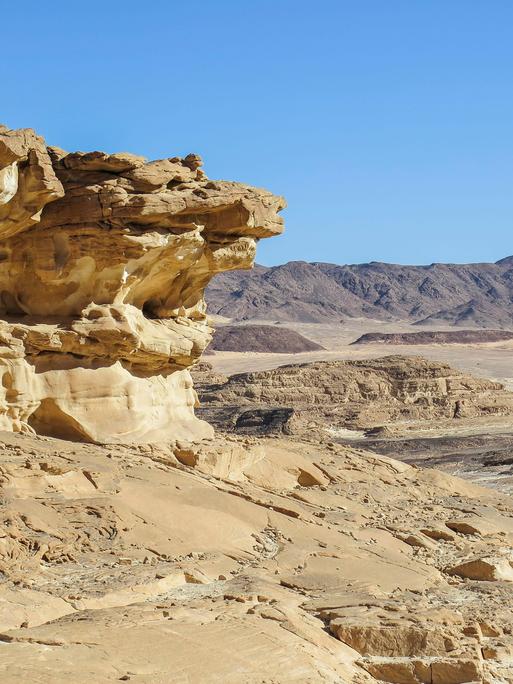 Erodierter Felsen, Berglandschaft im südlichen Sinai zwischen Ain Khudra und Nuwaiba