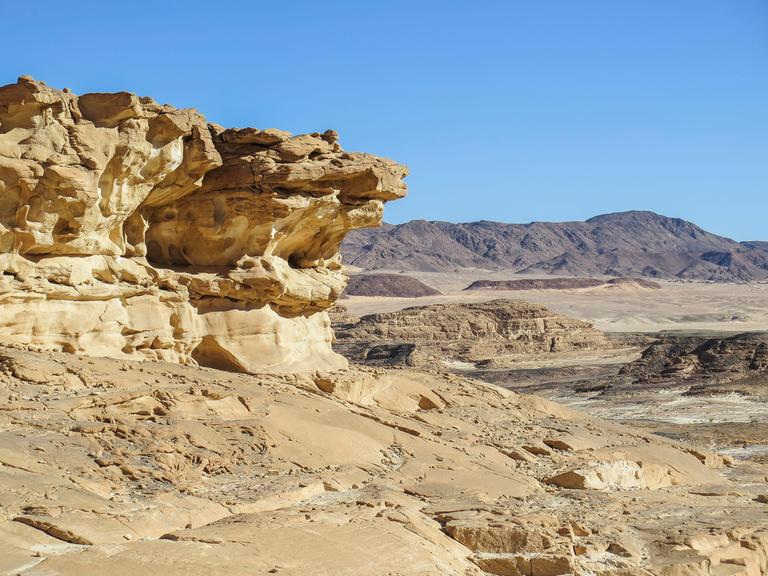 Erodierter Felsen, Berglandschaft im südlichen Sinai zwischen Ain Khudra und Nuwaiba