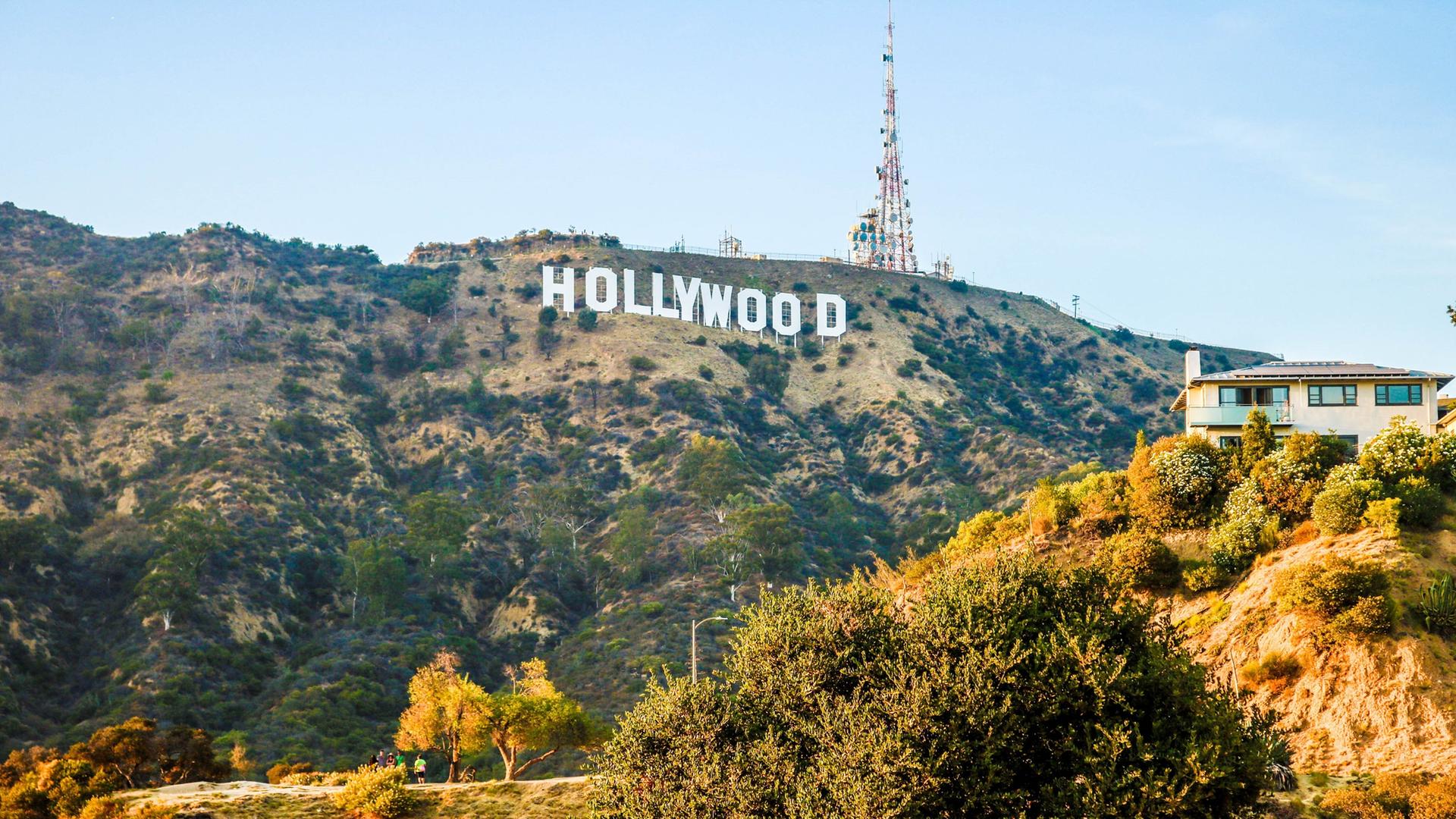 Das Hollywood-Schild ist aus der Nähe zu sehen. 