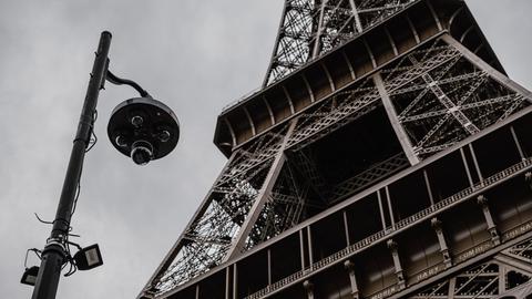 Eine Überwachungskamera ist unweit vor dem Eiffelturm angebracht. 