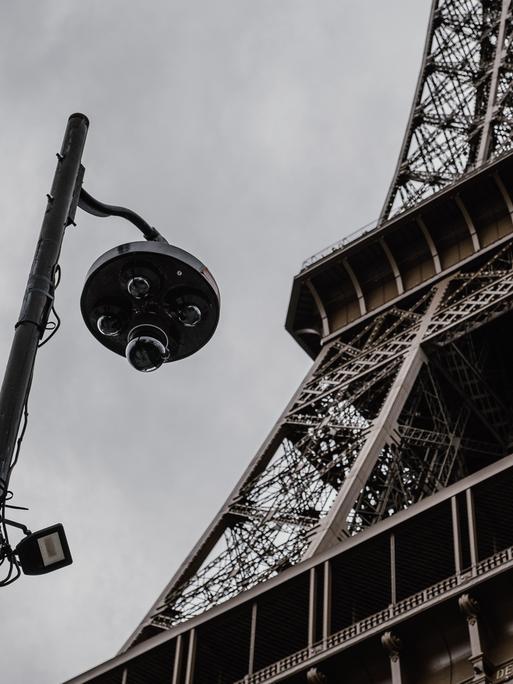 Eine Überwachungskamera ist unweit vor dem Eiffelturm angebracht. 