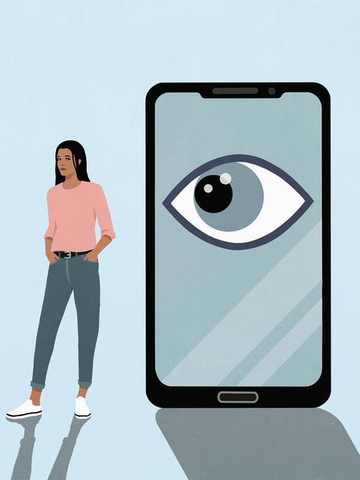 Eine Frau steht neben einem Smartphone das ein Stück größer ist als sie. Ein Auge auf dem Bildschirm richtet seinen Blick auf die Frau. (Illustration)