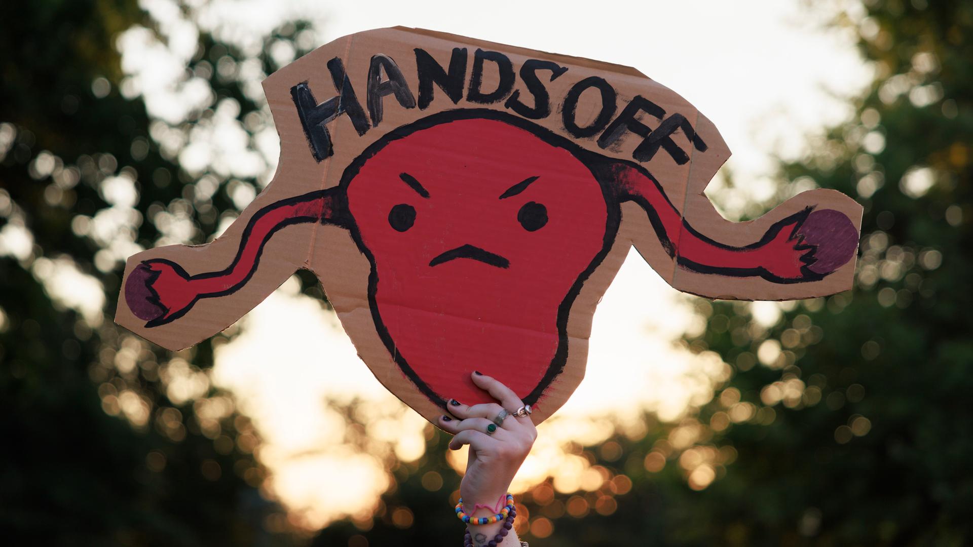 "Hands off": Plakat gegen Abtreibungsverbote.