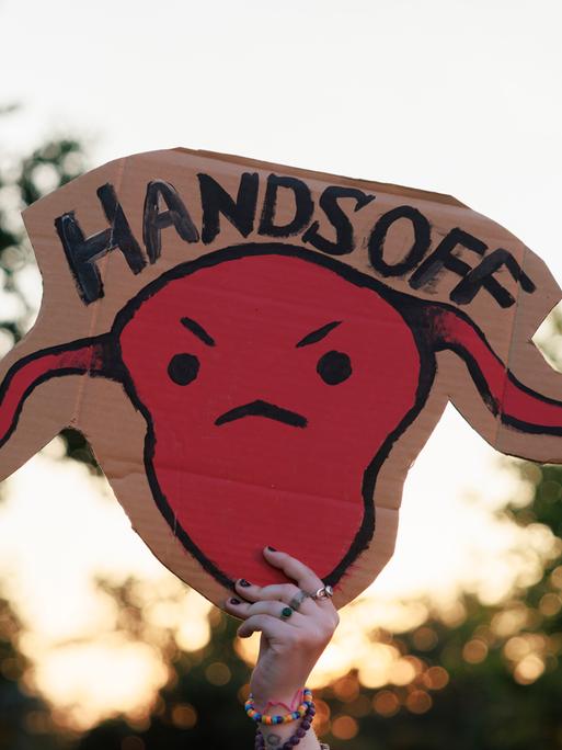 "Hands off": Plakat gegen Abtreibungsverbote.