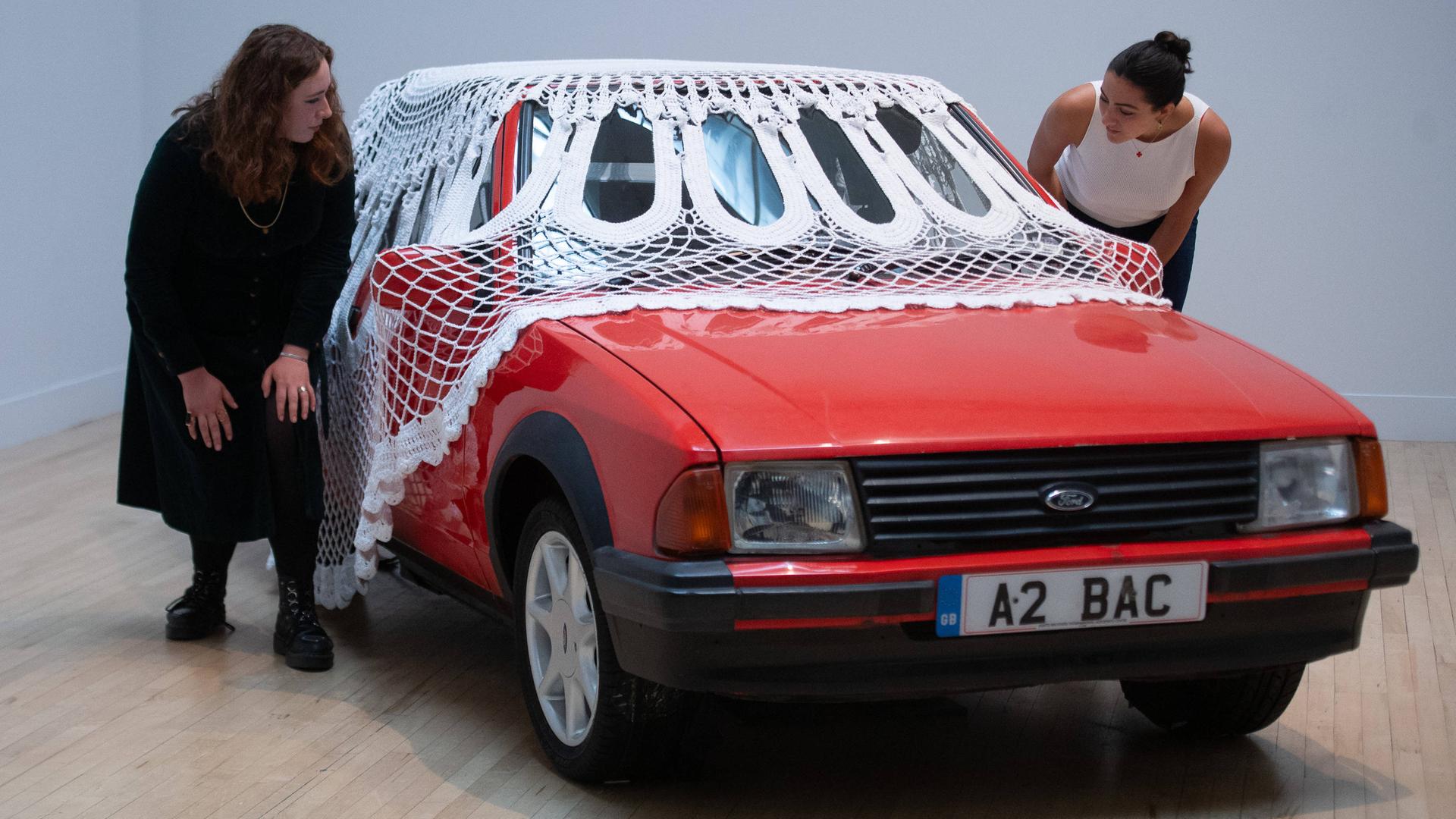 Jasleen Kaurs Installation „Alter Altar“ mit Ford Escort in der Tate Britain aus Anlass der Verleihung des Turner Prize 2024.