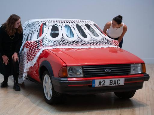 Jaureen Kaurs Installation „Alter Altar“ mit Ford Escort in der Tate Britain aus Anlass der Verleihung des Turner Prize 2024.