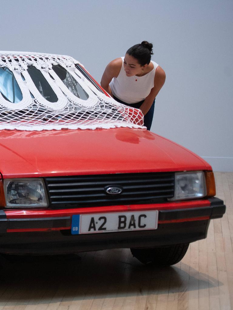 Jaureen Kaurs Installation „Alter Altar“ mit Ford Escort in der Tate Britain aus Anlass der Verleihung des Turner Prize 2024.