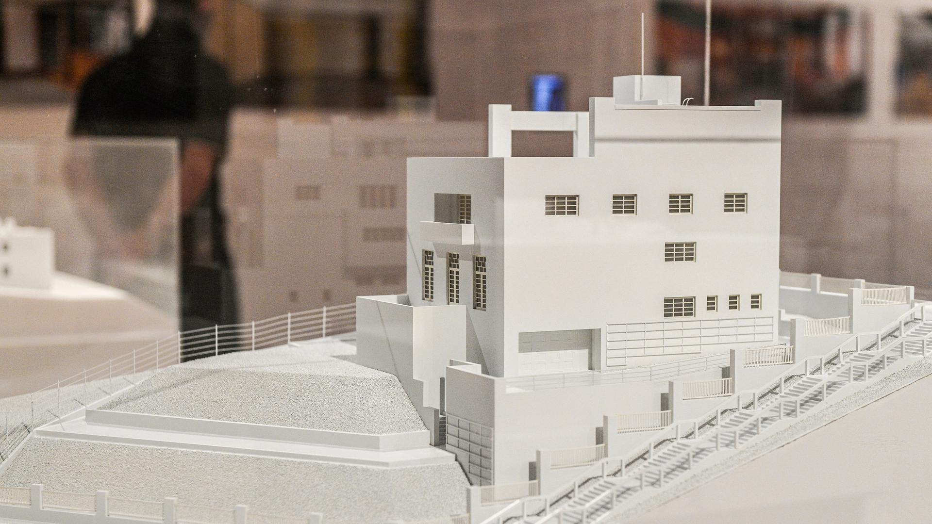 Ein Architektur-Modell einer Villa steht in einem Glaskasten im Museum.