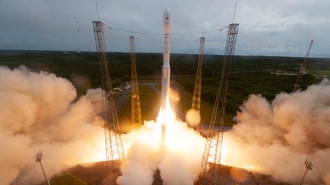 Liftoff! Die Vega-C-Rakete hebt von der Startrampe ab