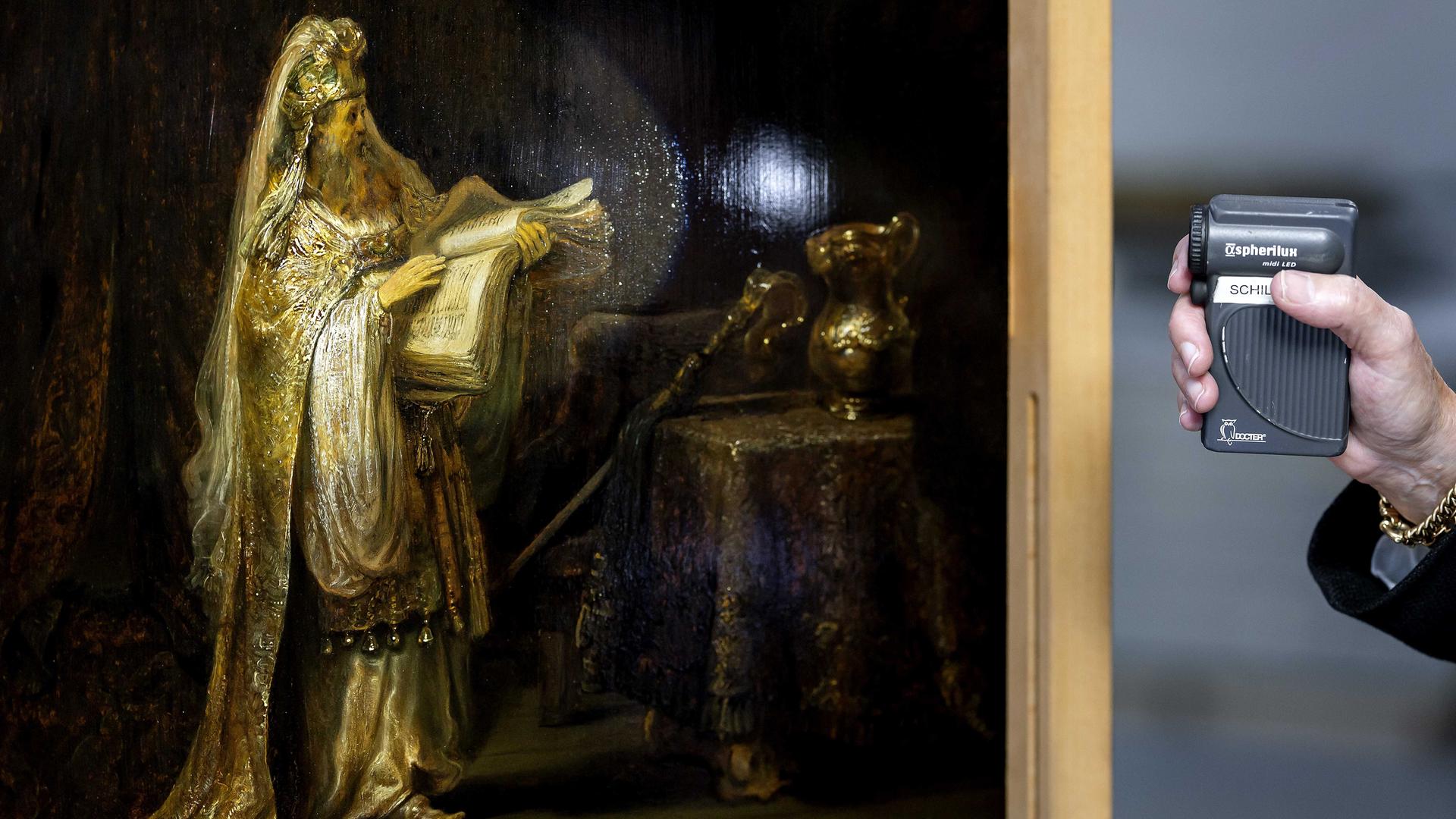 Forscher erläutern im Ateliergebäude des Rijksmuseums das neu entdeckte Werk "Die Vision des Zacharias im Tempel" von Rembrandt van Rijn aus dem Jahr 1633. Forscher erläutern im Ateliergebäude des Rijksmuseums das neu entdeckte Werk "Die Vision des Zacharias im Tempel" von Rembrandt van Rijn aus dem Jahr 1633.