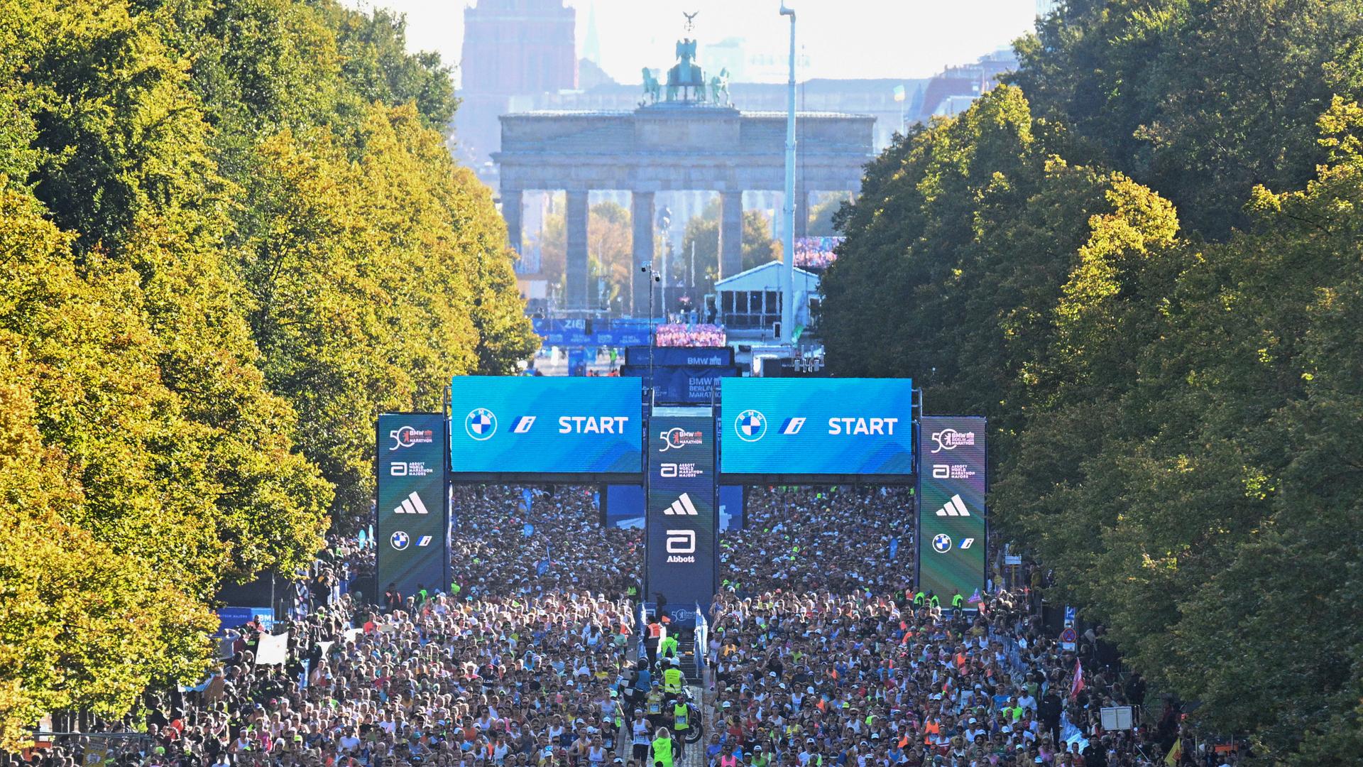 Blick aus der Ferne: Tausende Läufer starten auf der Straße des 17. Juni.