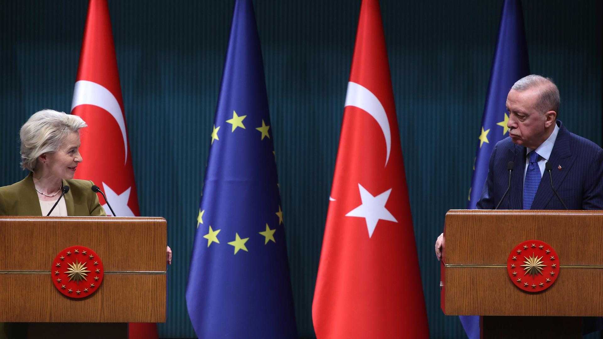 Die Präsidentin der Europäischen Kommission, Ursula von der Leyen, blickt zum türkischen Präsidenten Recep Tayyip Erdogan während einer gemeinsamen Pressekonferenz bei ihrem Treffen in Ankara.