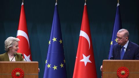 Die Präsidentin der Europäischen Kommission, Ursula von der Leyen, blickt zum türkischen Präsidenten Recep Tayyip Erdogan während einer gemeinsamen Pressekonferenz bei ihrem Treffen in Ankara.