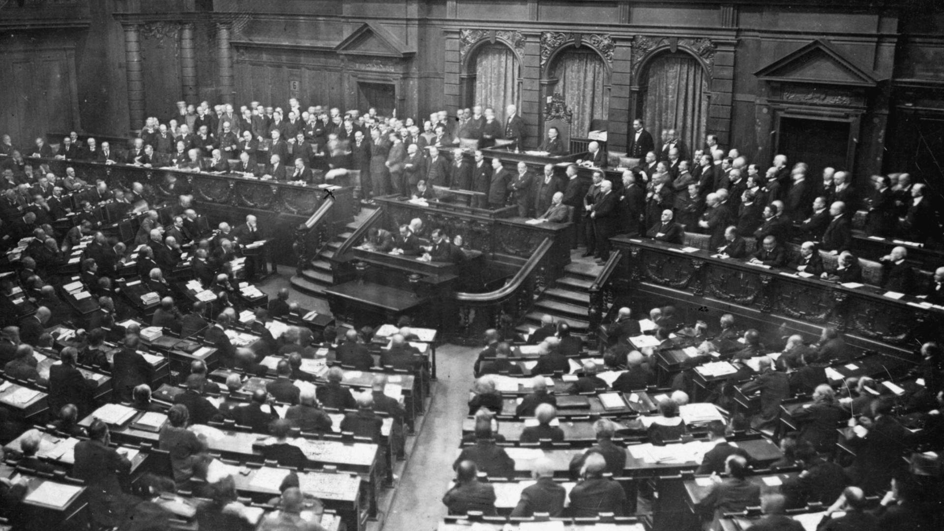 Rede von Reichskanzler Wilhelm Cuno im Reichstag, in der er den Protest der Regierung zur Ruhrbesetzung durch französische und belgische Truppen ab 11.1.1923, zum Ausdruck bringt. Blick in den Plenarsaal, während der Rede von Reichskanzler Cunos