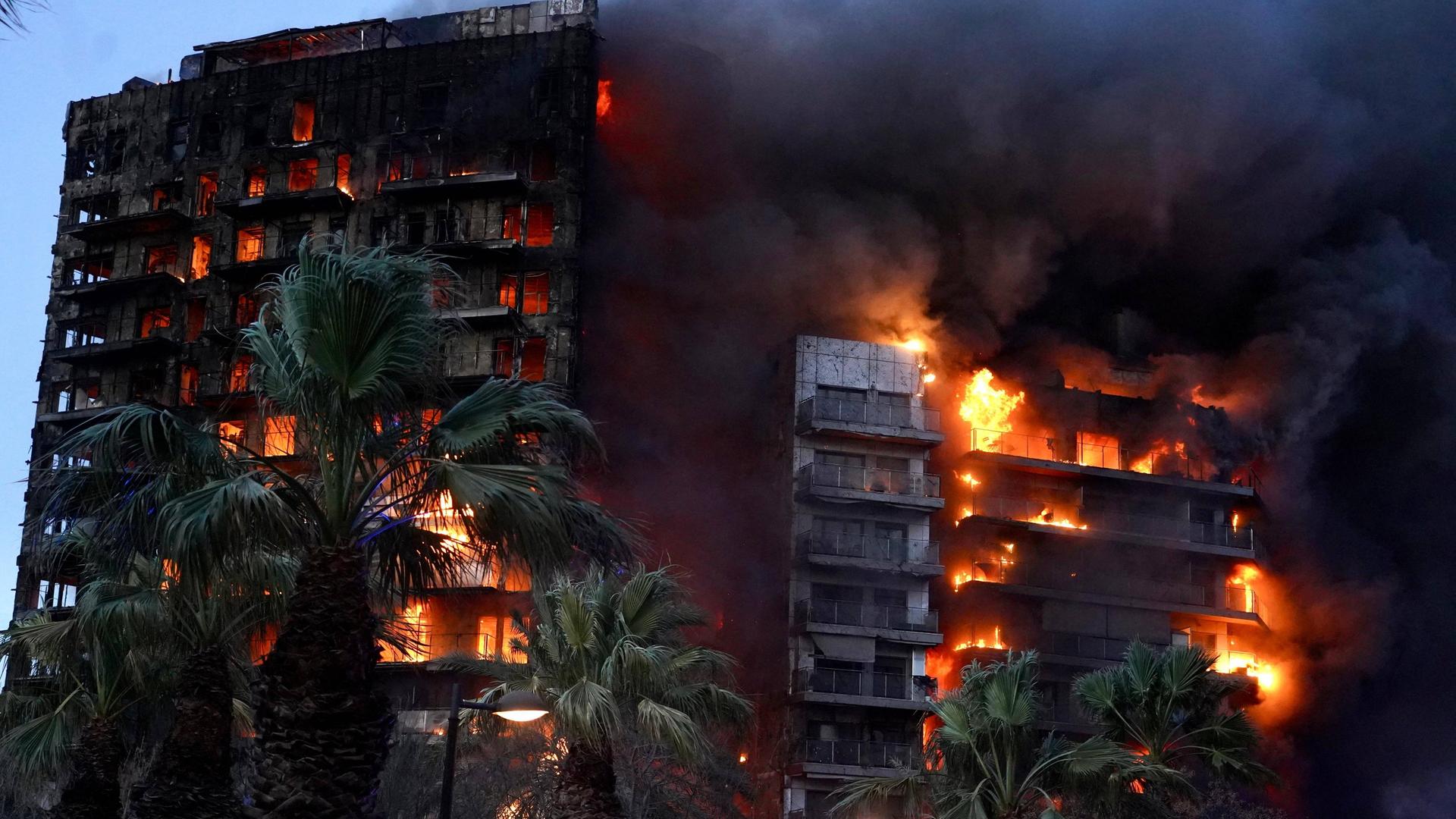 Valencia - Vier Todesopfer und zahlreiche Verletzte bei Großbrand in Hochhaus - besonders brennbares Material verbaut