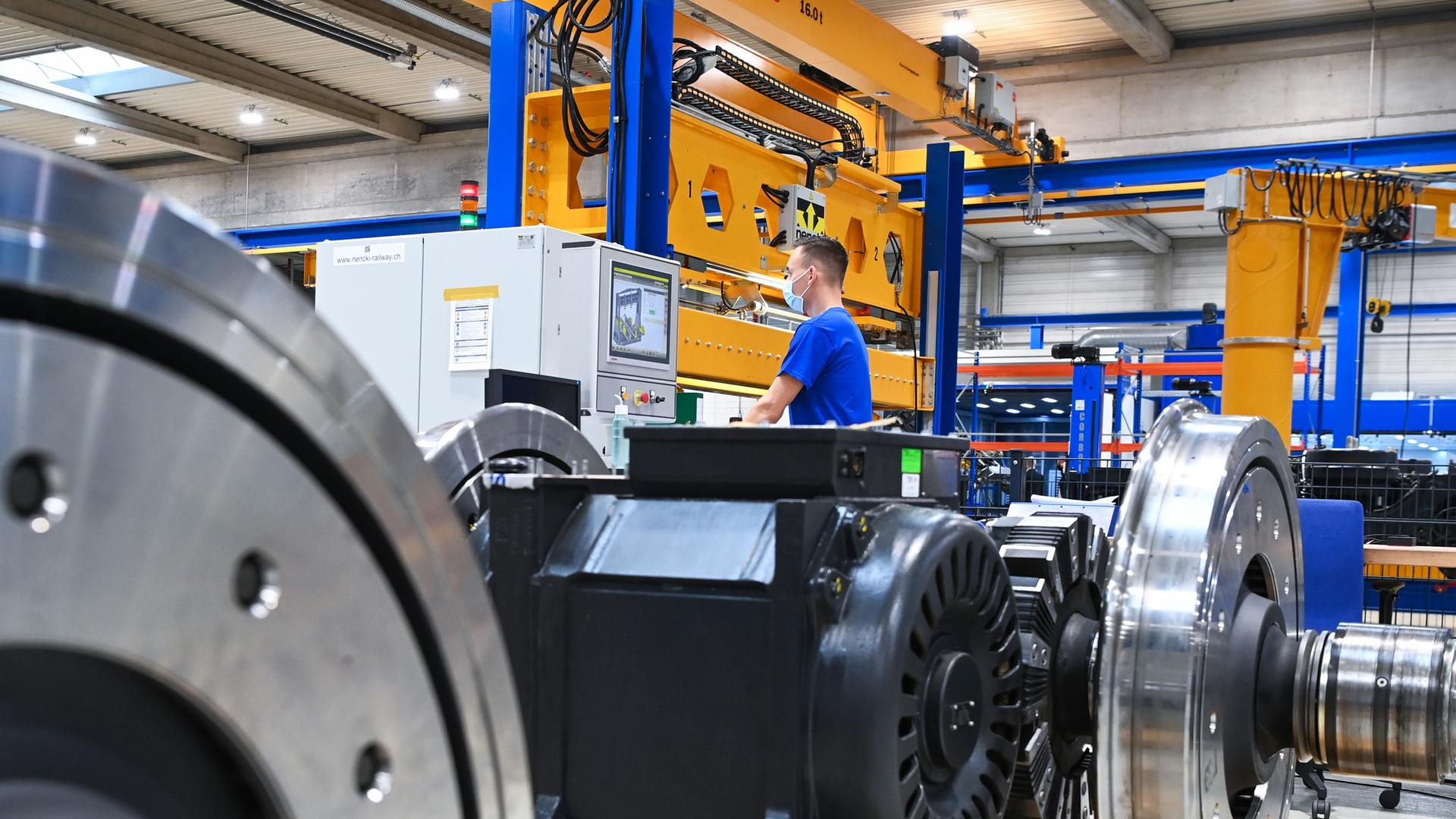 Maschinenführer am Druckprüfstand bei Stadler Rail Service Deutschland GmbH. Druckprüfung am Drehgestell für einen Personenzug. 