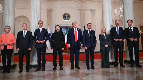 Die Teilnehmer des Ukrainegipfels im Weißen Haus stehen aufgereiht für ein Foto nebeneinander. In der Mitte Donald Trump und Volodymyr Selenskyj.