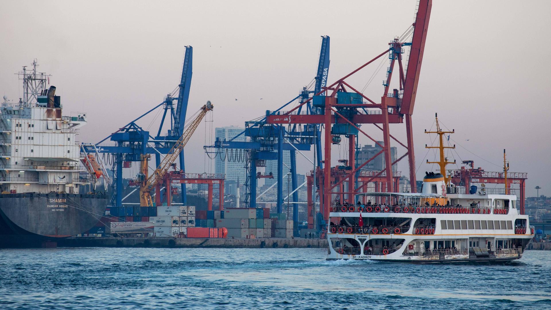 Blick auf den türkischen Hafen Haydarpas mit Frachtcontainern und mehreren Kränen.