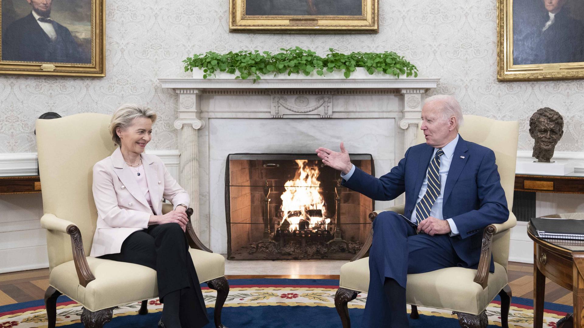 US-Präsident Joe Biden hat EU-Kommissionspräsidentin Ursula von der Leyen im Weißen Haus in Washington empfangen. Beide sitzen im Oval Office auf Sesseln vor einem Kamin.