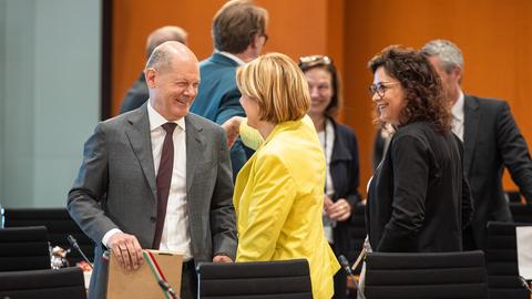Das Bild zeigt Bundeskanzler Scholz mit der Ministerpräsidentin von Rheinland-Pfalz, Dreyer, während der Ministerpräsidentenkonferenz im Berliner Kanzleramt. 