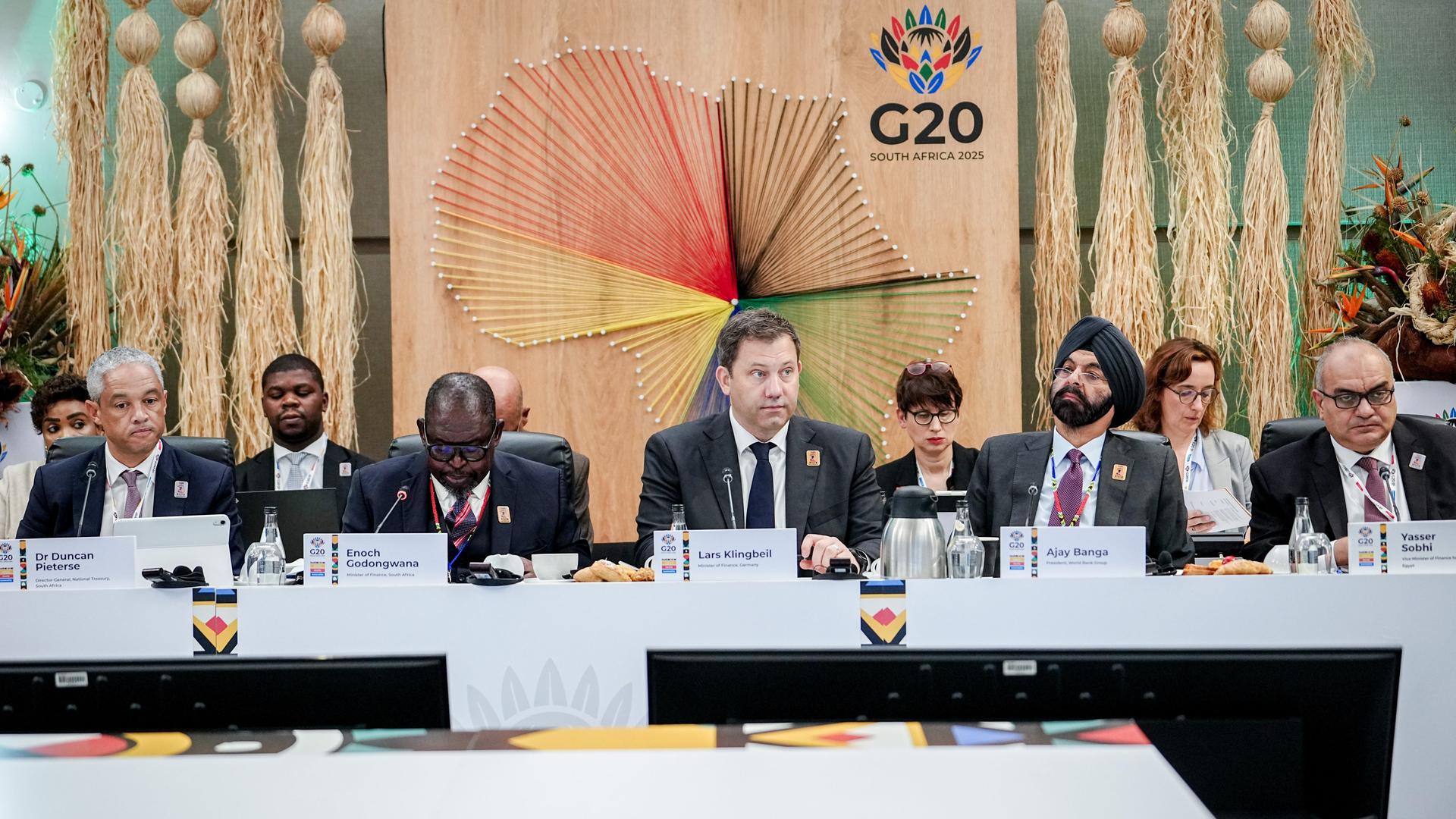 Lars Klingbeil (M,SPD), Bundesminister der Finanzen, Vizekanzler und SPD-Bundesvorsitzender, und Ajay Banga (3.vr), Präsident der Weltbank, nehmen am Rande des Treffens der Finanzminister und Zentralbankchefs der G20-Staaten am Compact with Africa Summit teil. Lars Klingbeil (M,SPD), Bundesminister der Finanzen, Vizekanzler und SPD-Bundesvorsitzender, und Ajay Banga (3.vr), Präsident der Weltbank, nehmen am Rande des Treffens der Finanzminister und Zentralbankchefs der G20-Staaten am Compact with Africa Summit teil.