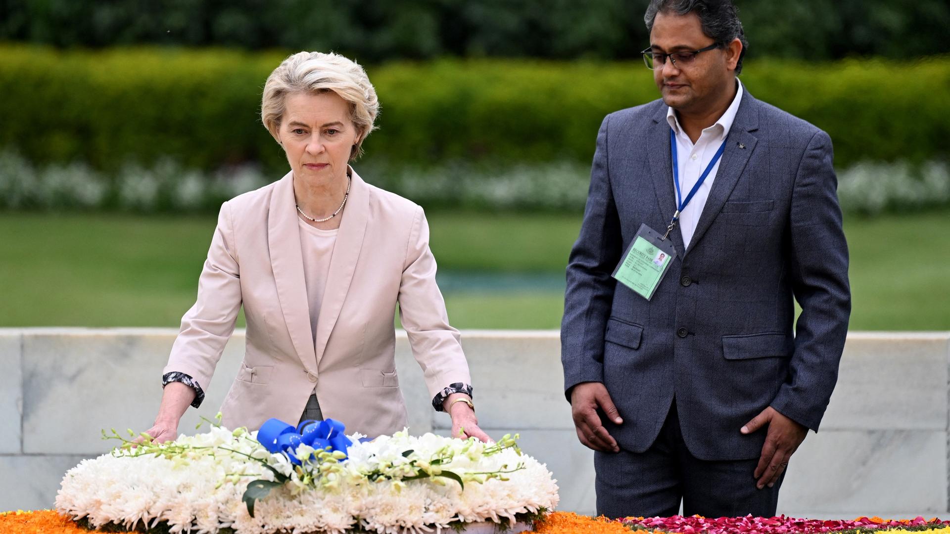 EU-Kommissionspräsidentin von der Leyen legt Blumen am Denkmal von Mahatma Gandhi in Raj Ghat in Neu Delhi nieder.