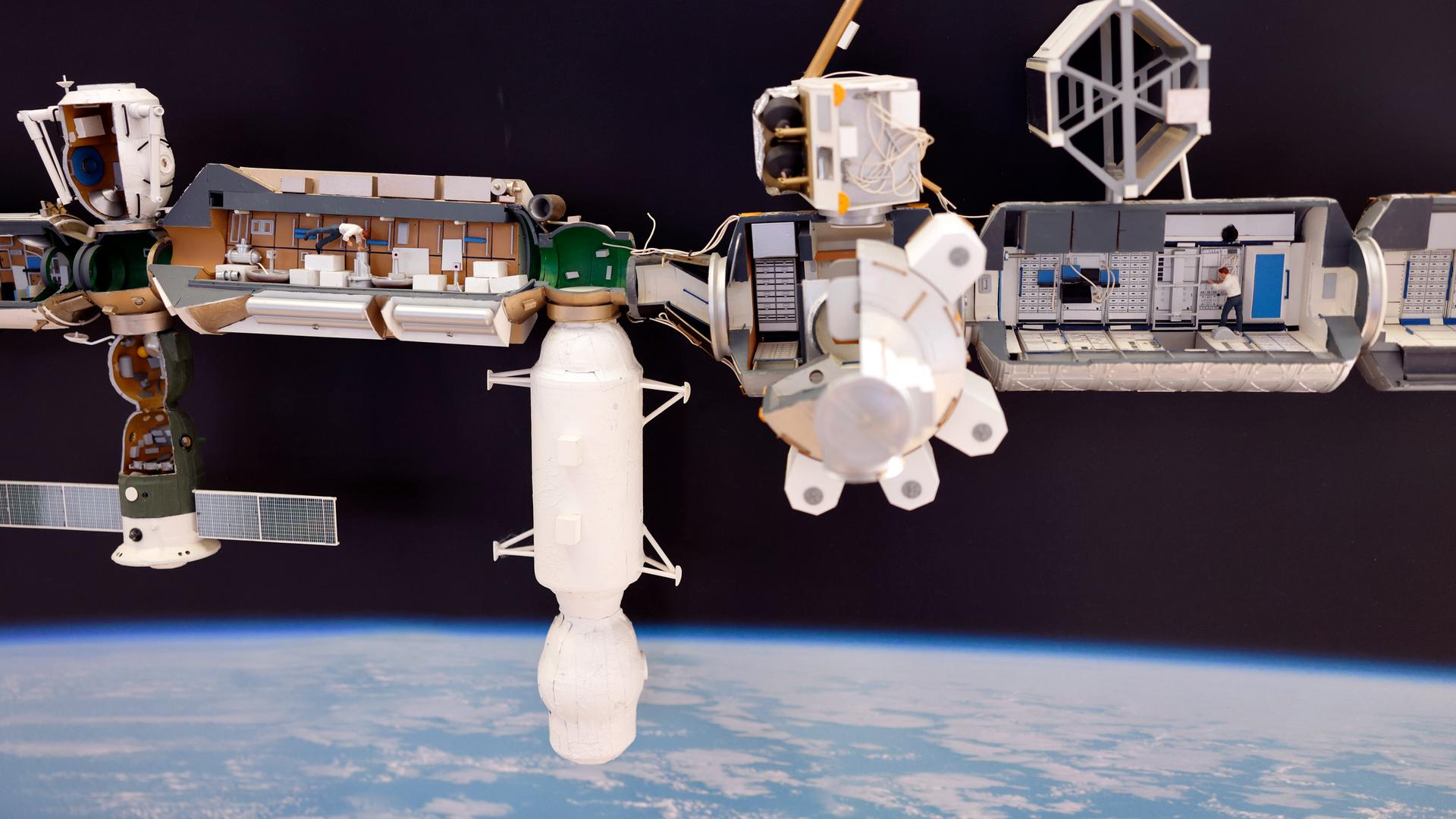 Ein Modell der Internationalen Raumstation ISS zu einem frühen Zeitpunkt ihrer Entstehung im EAC European Astronaut Centre auf dem DLR-Gelände