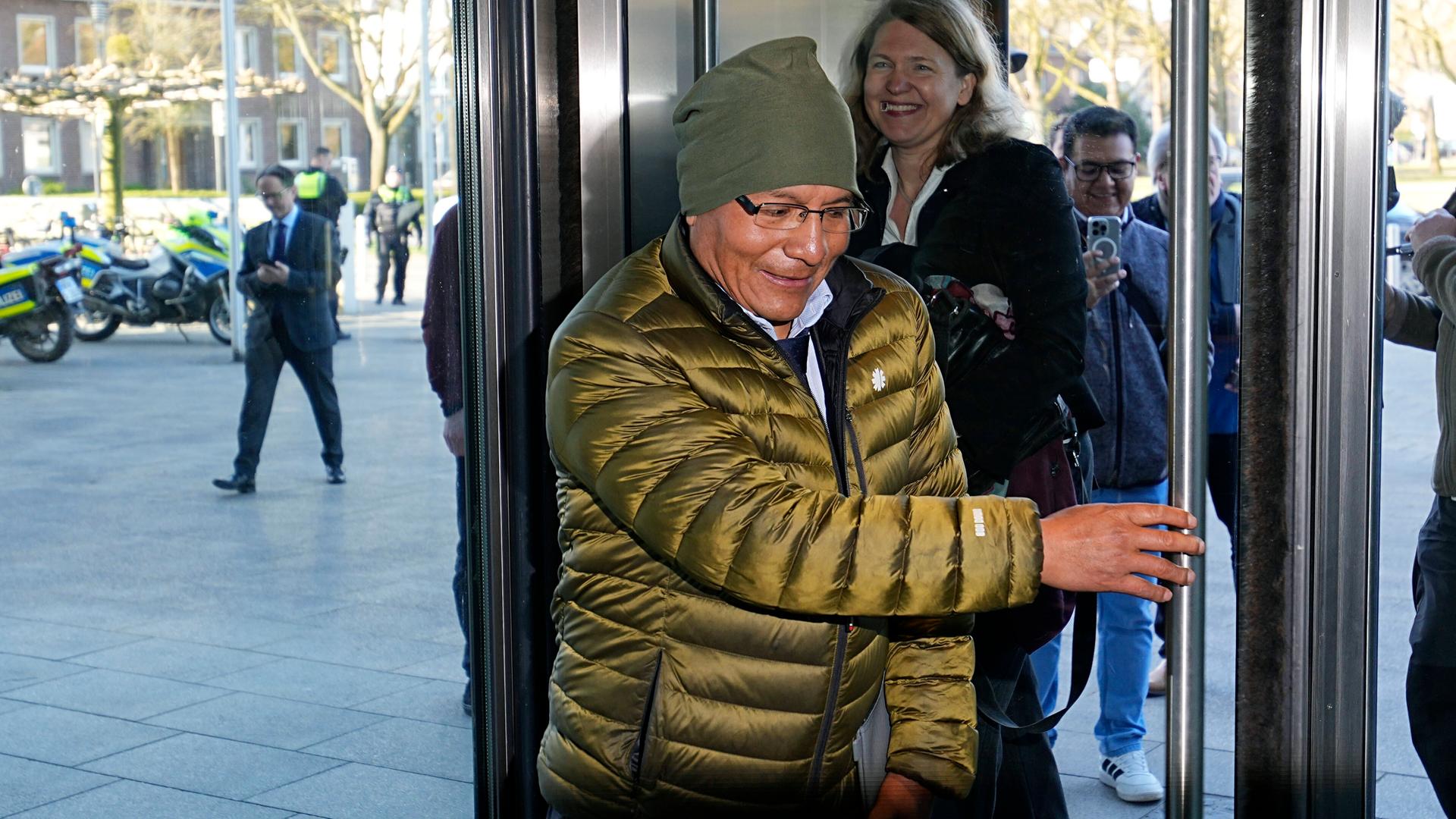 Saúl Luciano Lliuya betritt den Eingangsbereich des Oberlandesgerichts Hamm.