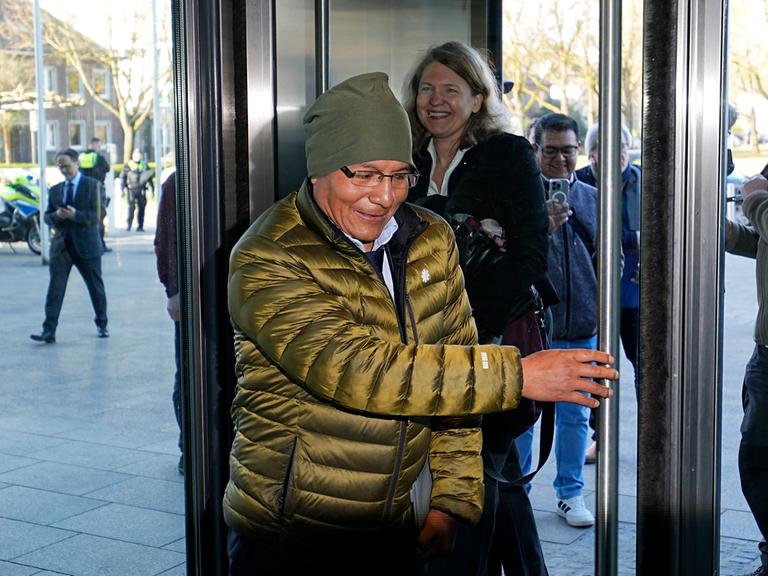 Saúl Luciano Lliuya betritt den Eingangsbereich des Oberlandesgerichts Hamm.