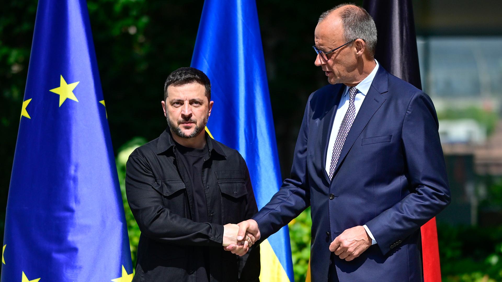 Wolodymyr Selenskyj (l), Präsident der Ukraine, wird von Bundeskanzler Friedrich Merz (CDU) vor dem Kanzleramt begrüßt.  