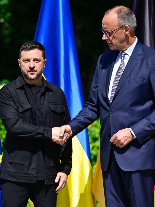 Wolodymyr Selenskyj (l), Präsident der Ukraine, wird von Bundeskanzler Friedrich Merz (CDU) vor dem Kanzleramt begrüßt.  