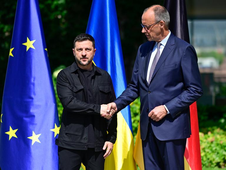 Wolodymyr Selenskyj (l), Präsident der Ukraine, wird von Bundeskanzler Friedrich Merz (CDU) vor dem Kanzleramt begrüßt.  