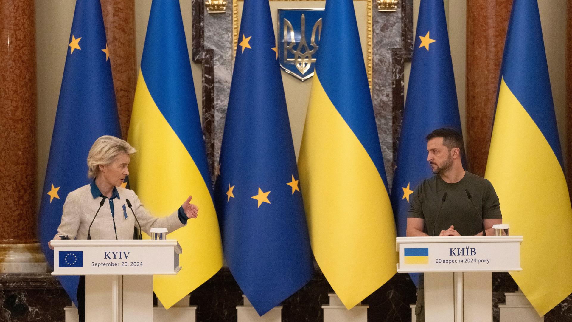 Kiew: Ursula von der Leyen (CDU), Präsidentin der Europäischen Kommission, und Wolodymyr Selenskyj, Präsident der Ukraine, äußern sich bei einer gemeinsamen Pressekonferenz im Palast des Präsidenten. Kiew: Ursula von der Leyen (CDU), Präsidentin der Europäischen Kommission, und Wolodymyr Selenskyj, Präsident der Ukraine, äußern sich bei einer gemeinsamen Pressekonferenz im Palast des Präsidenten.