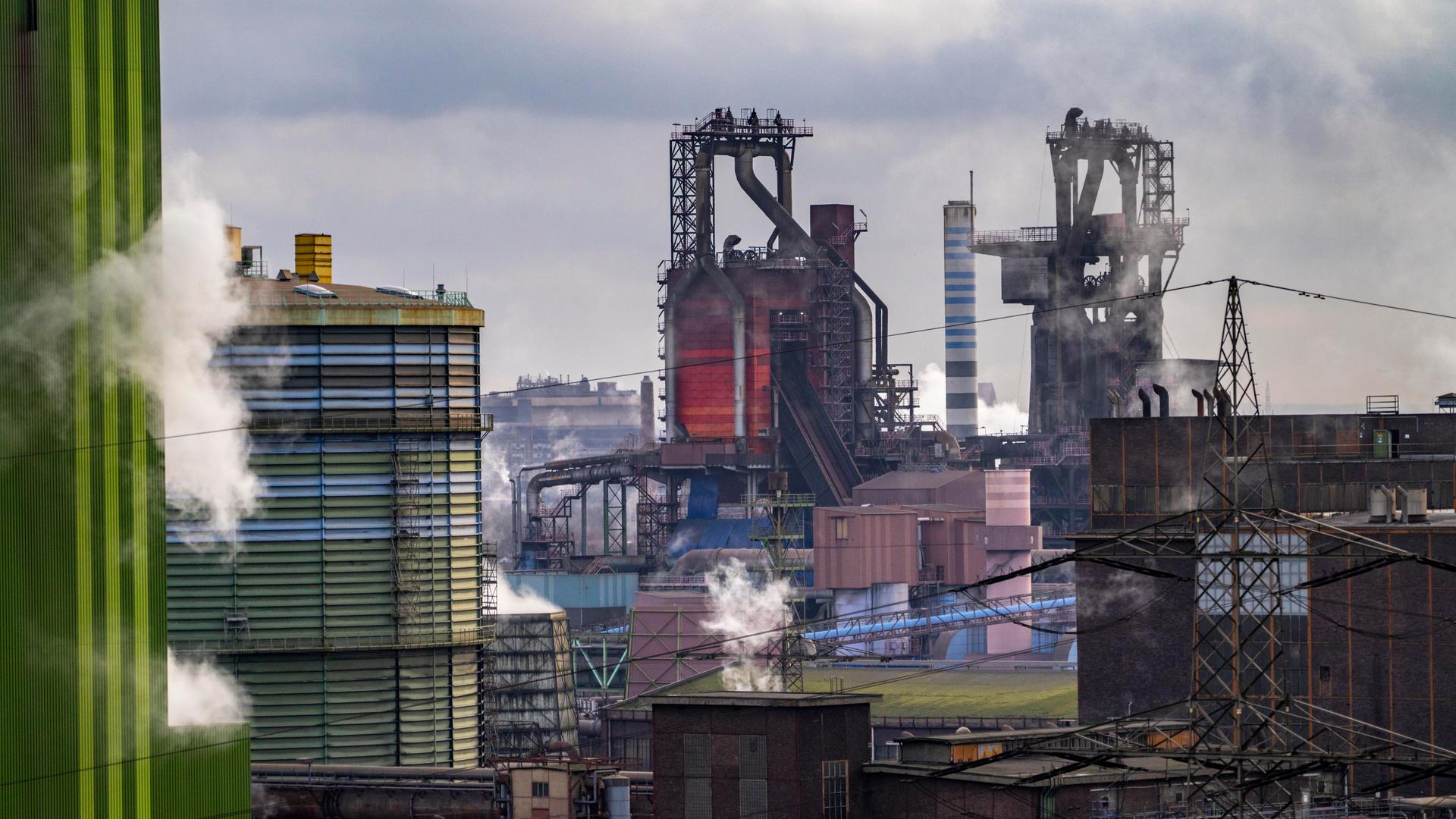 Panorama des Thyssenkrupp Steel Stahlwerk in Duisburg-Bruckhausen, vorne das gasbefeuerte Kraftwerk Hamborn, grüne Fassade des Kesselhaus Block5, Mitte die Hochöfen 8 und 9.