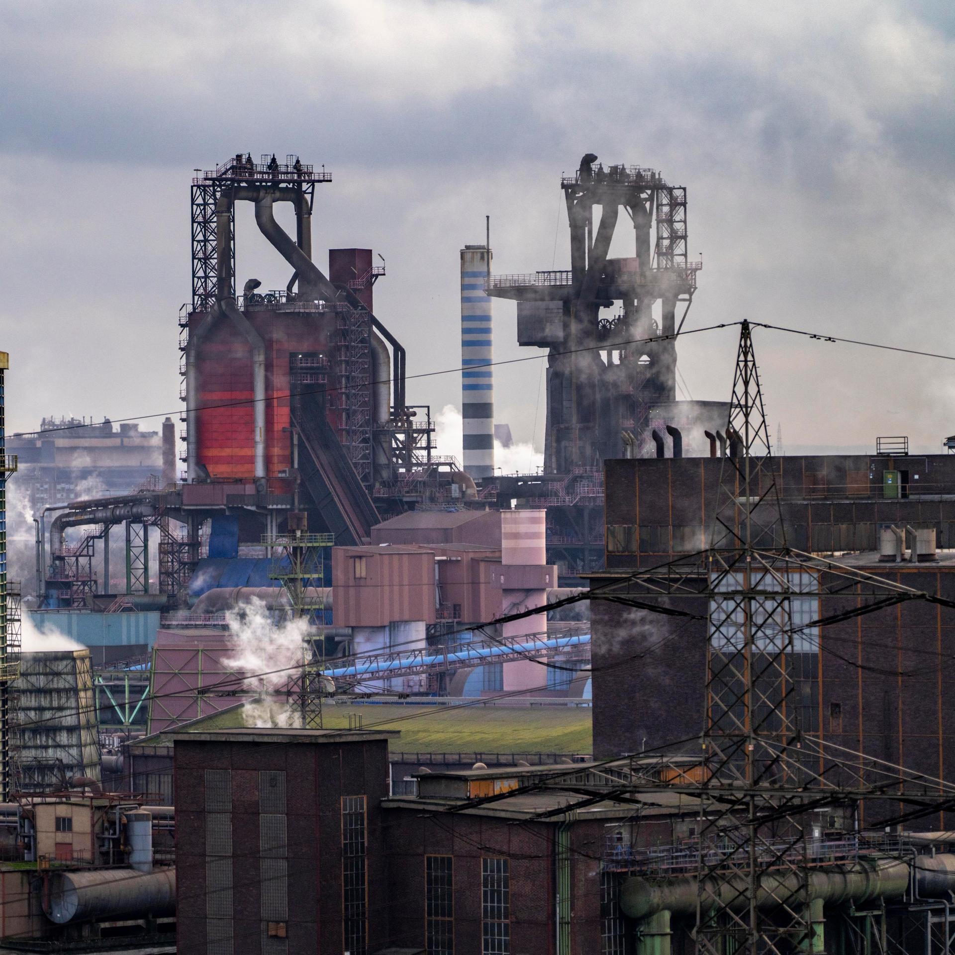 Panorama des Thyssenkrupp Steel Stahlwerk in Duisburg-Bruckhausen, vorne das gasbefeuerte Kraftwerk Hamborn, grüne Fassade des Kesselhaus Block5, Mitte die Hochöfen 8 und 9.