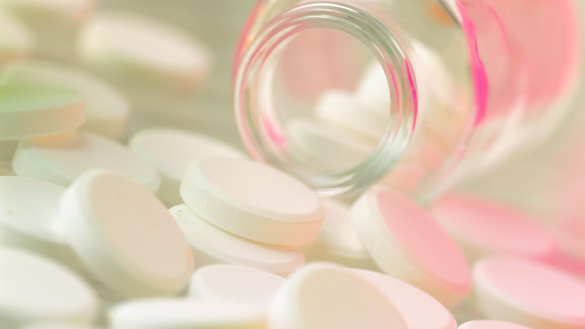 Viele weiße Tabletten liegen aufeinander.