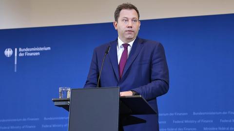 Bundesfinanzminister Klingbeil stellt die Ergebnisse der Steuerschätzung vor. Er steht hinter einem Rednerpult.