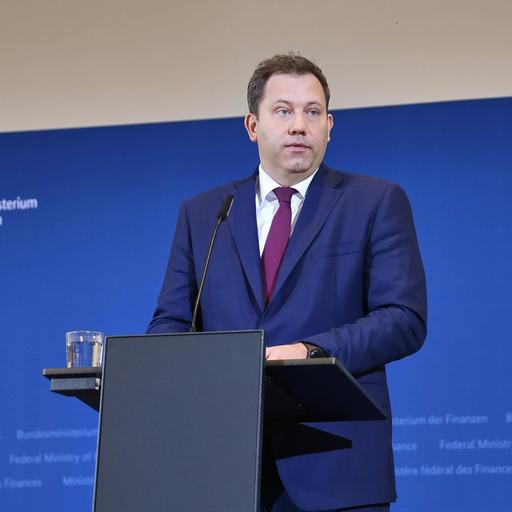 Bundesfinanzminister Klingbeil stellt die Ergebnisse der Steuerschätzung vor. Er steht hinter einem Rednerpult.