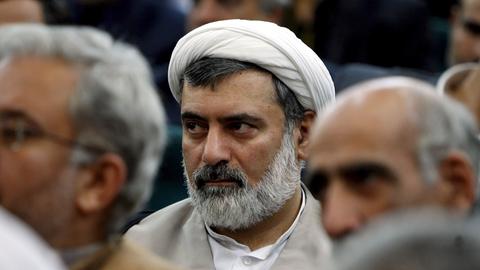 Mohsen Kadivar sitzt mit anderen Männern zusammen.