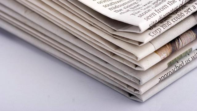 Übereinander gelegte Zeitungen