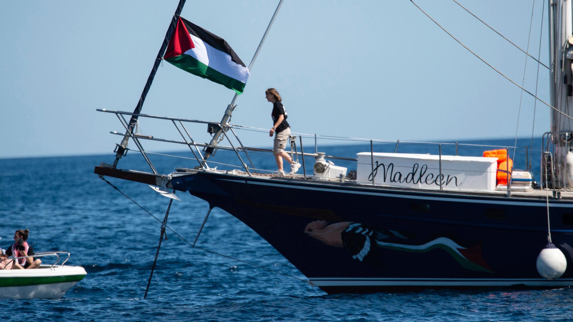 Das Bug eines Schiffes, das im Meer fährt. Gehisst ist die Flagge Palästinas.