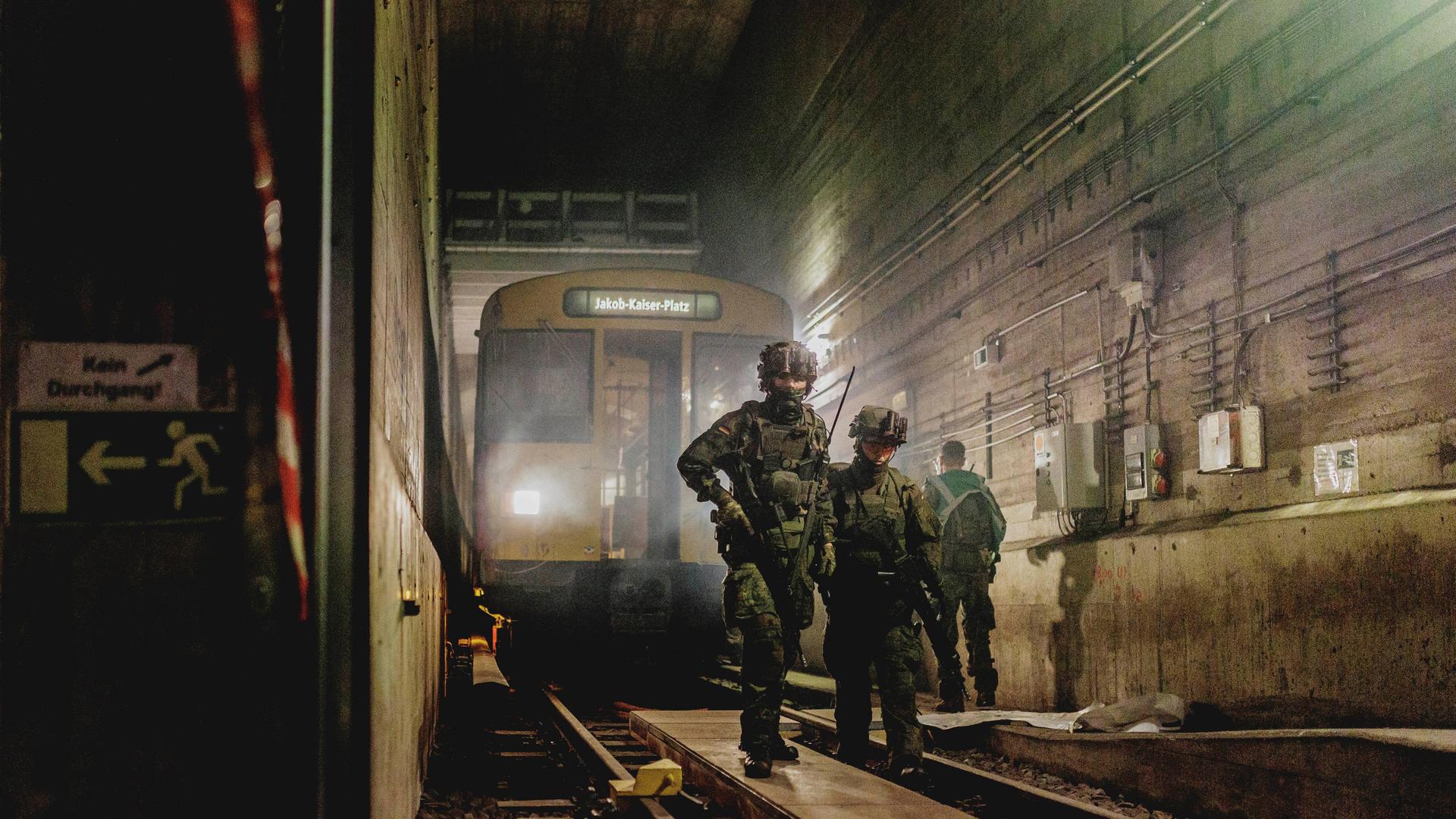 Soldaten in einem U-Bahn-Schacht, aufgenommen im Rahmen der Bundeswehr-Übung Operation "Bollwerk Berlin".