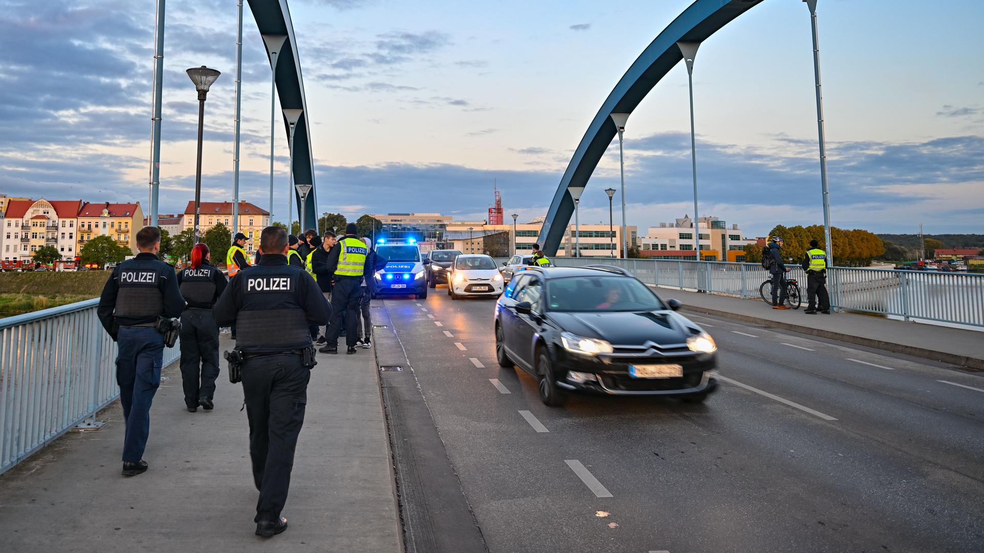 Die Bundespolizei führt am deutsch-polnischen Grenzübergang Stadtbrücke zwischen Frankfurt (Oder) und Slubice Kontrollen durch.