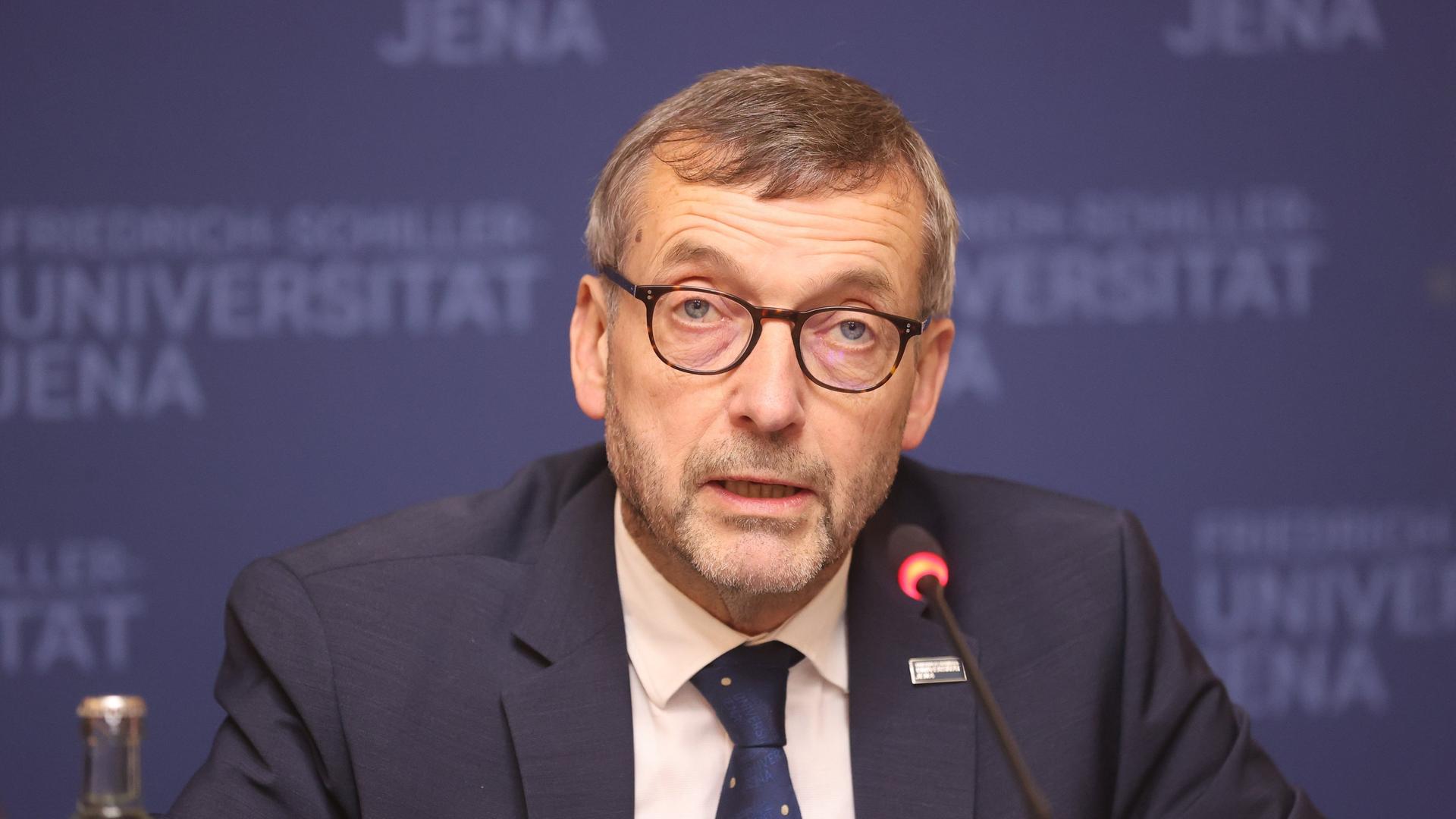 Walter Rosenthal, Präsident der Hochschulrektorenkonferenz, spricht in ein Mikro.