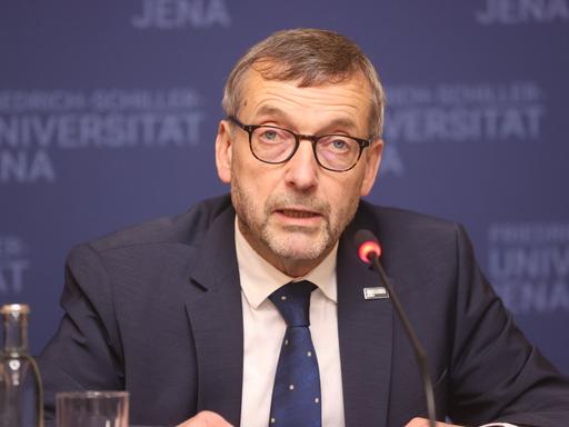 Walter Rosenthal, Präsident der Hochschulrektorenkonferenz, spricht in ein Mikro.