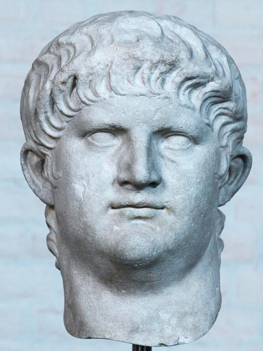 Auf dem Bild ist eine Büste des Kaisers Nero abgebildet. 