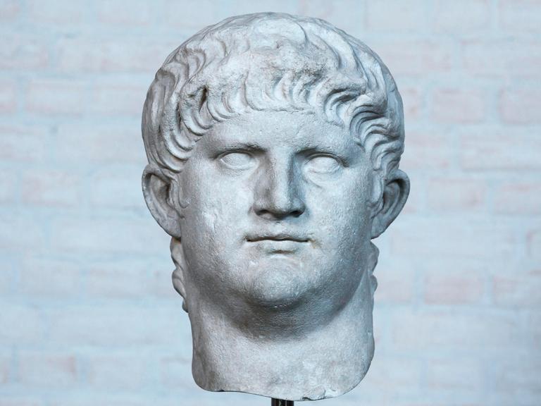 Auf dem Bild ist eine Büste des Kaisers Nero abgebildet. 
