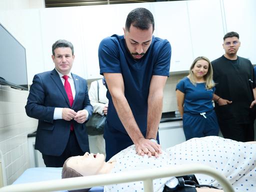 Bundesarbeitsminister Hubertus Heil (SPD) besucht während seiner Brasilienreise Studierende, die Pflegewesen studieren. Heil beobachtet einen Mann, der an einer Puppe die Herzdruckmassage demonstriert.