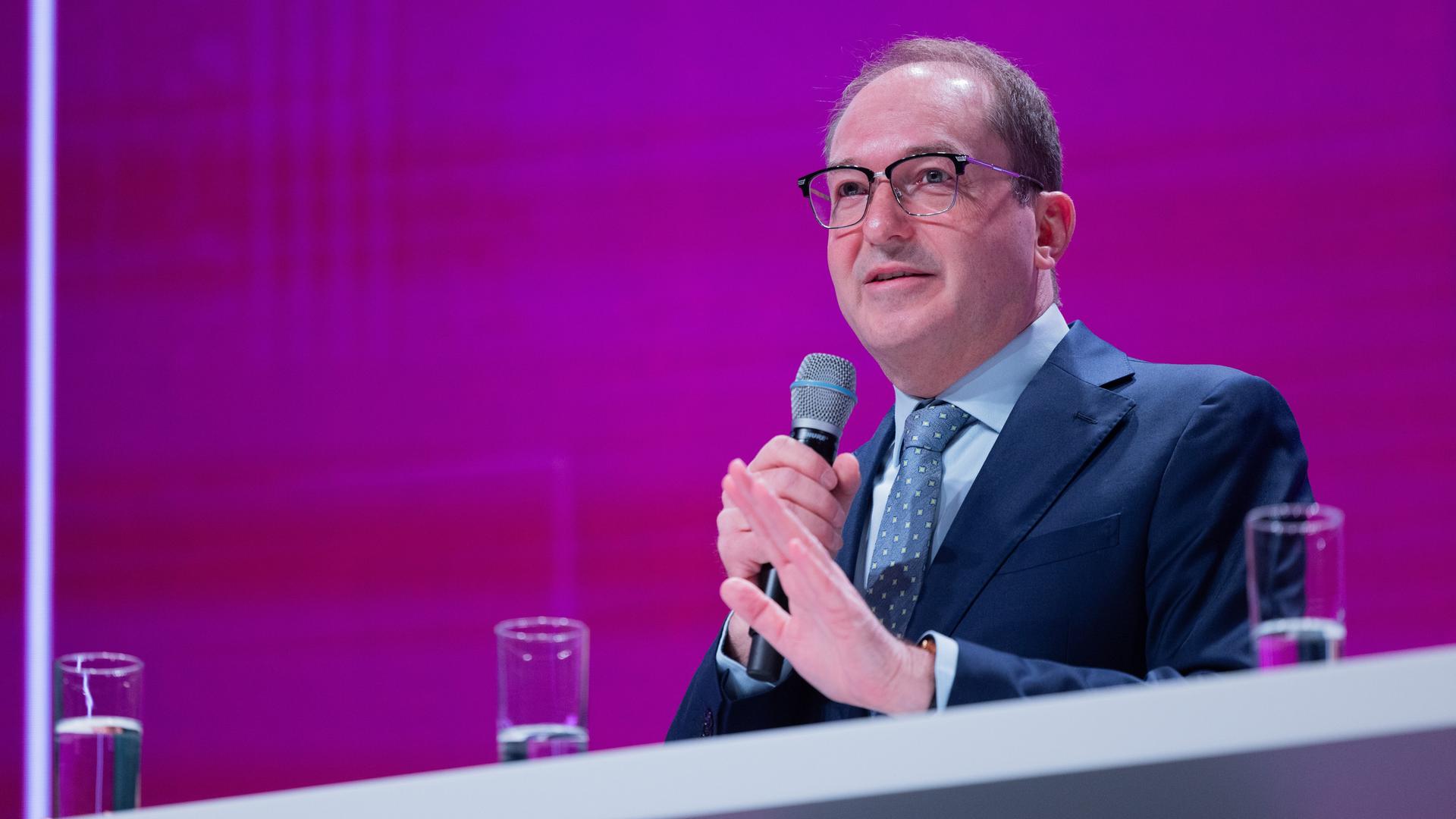 Bundesinnenminister Alexander Dobrindt (CSU) spricht bei der 67. Jahrestagung des Beamtenbundes dbb in der Kölnmesse.